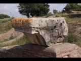 04221 ostia - regio i - caseggiato (i,viii,4) - 8. raum von sueden - detail - re - 09-2023.jpg